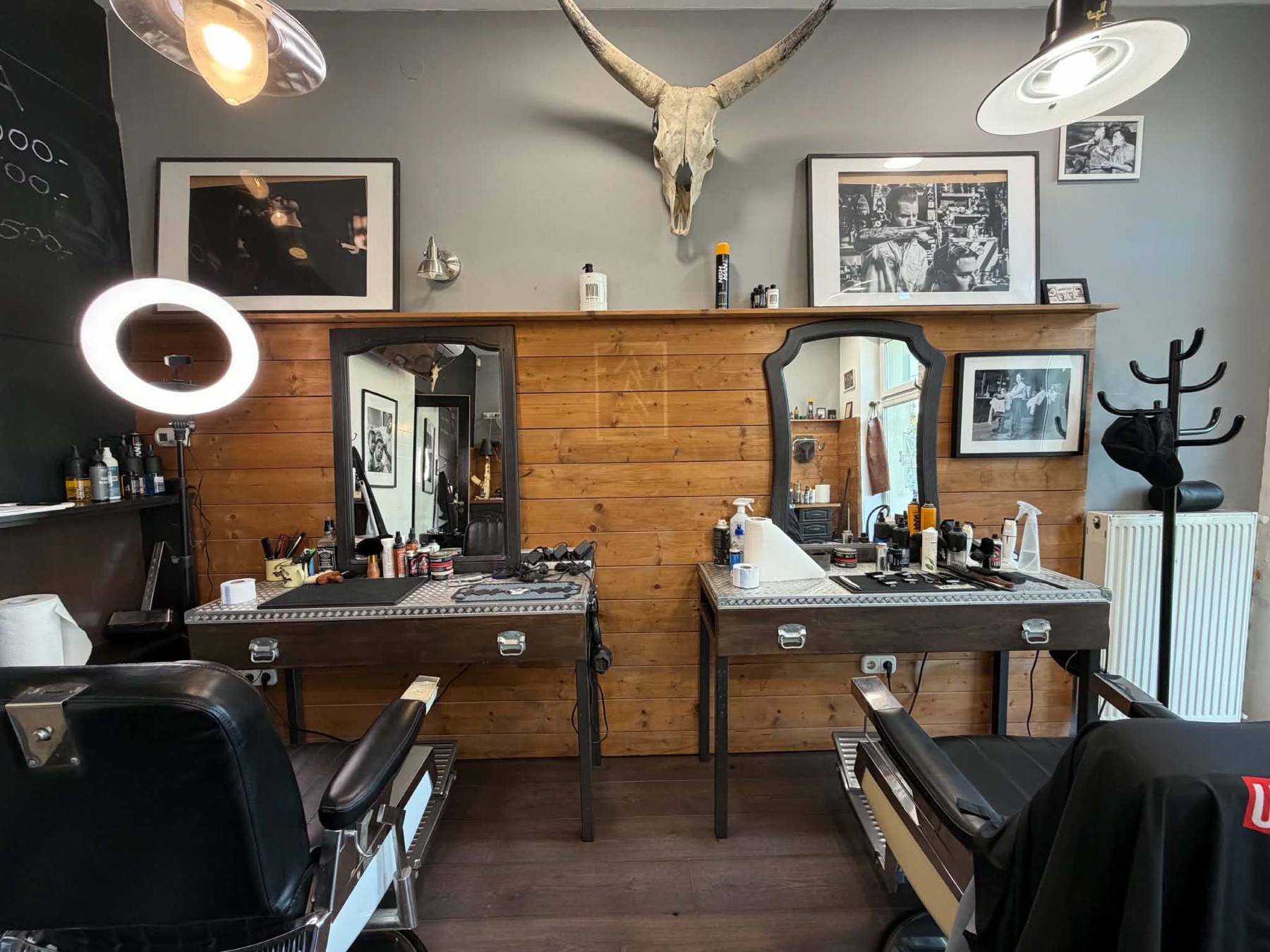 Az Uptown Barber szalon belső tere: borbélyszékek, tükrök, faburkolat