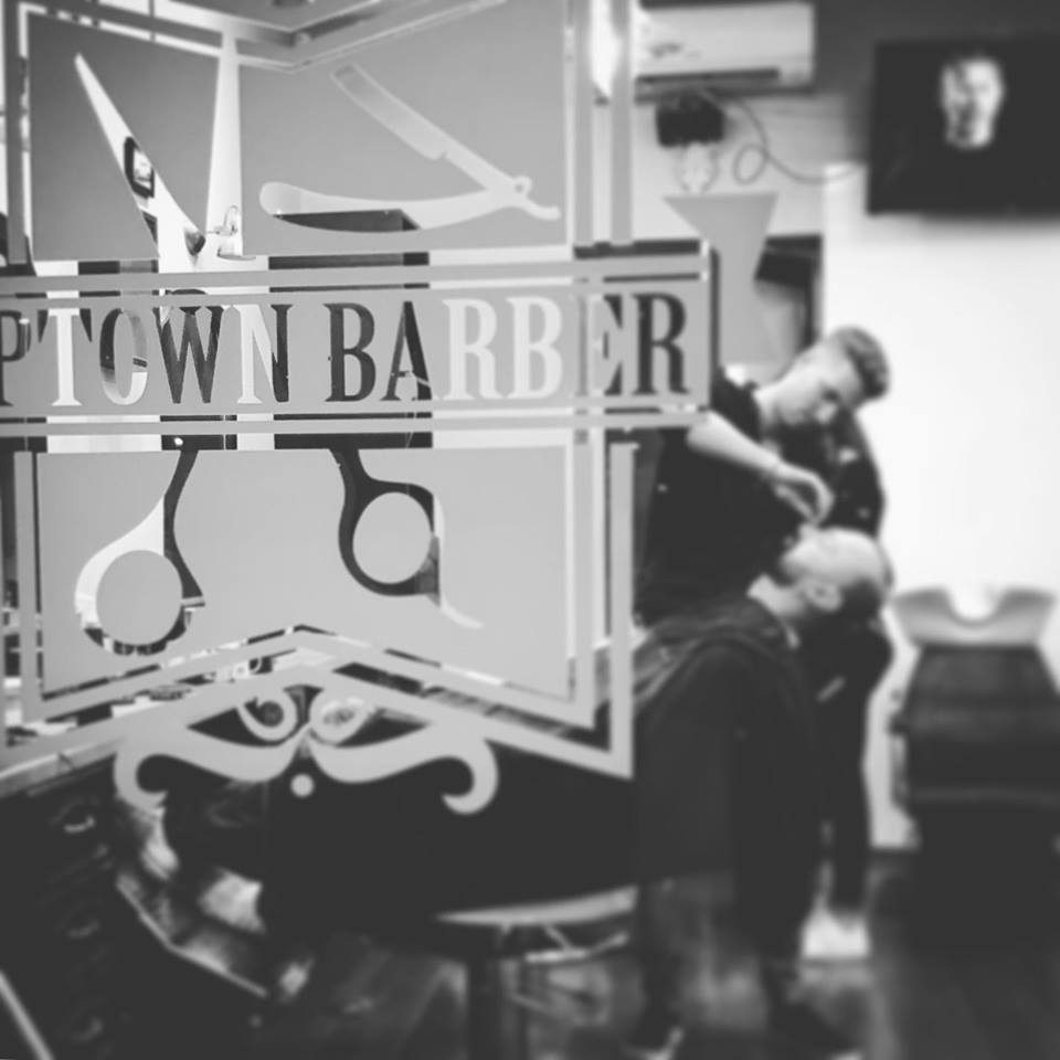 Az Uptown Barber szalon belső tere a logóval